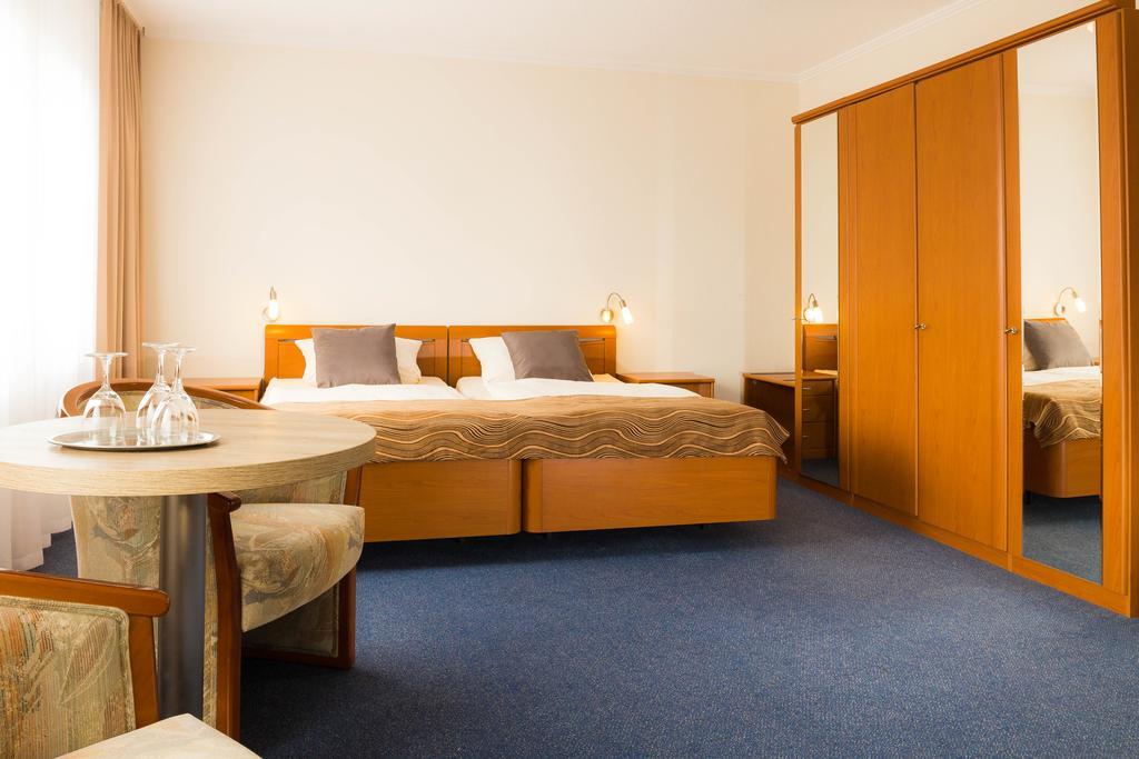Strand Hotel Nordsee, Hotel Deichlaeufer Tossens Bagian luar foto